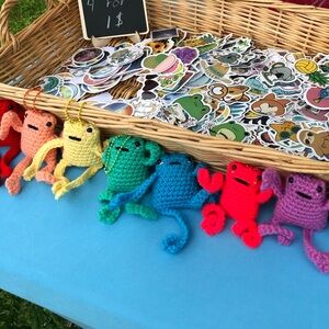 (Random bundle of 5) Leggy frog keychains